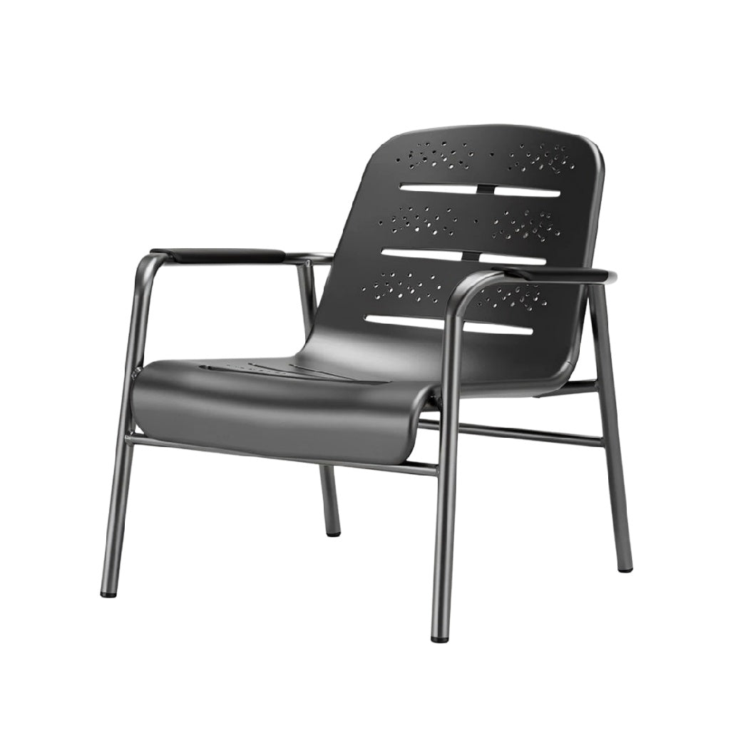 Moderne metalen fauteuil met perforaties en armleuningen